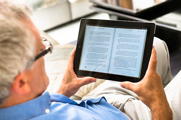 uomo leggendo un ebook per ipad - ipad human hand men apple computers foto e immagini stock
