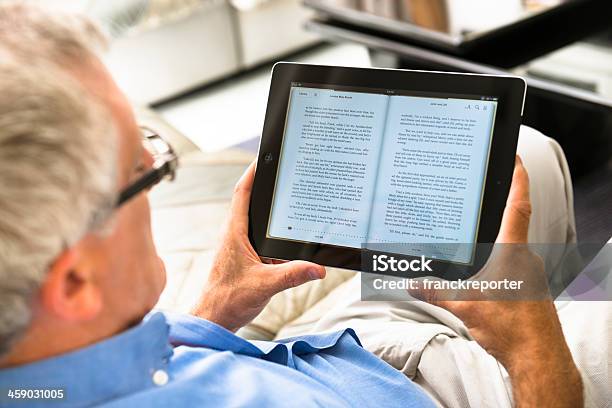 Uomo Leggendo Un Ebook Per Ipad - Fotografie stock e altre immagini di Caratteri digitali - Caratteri digitali, Narrare Storie, Adulto