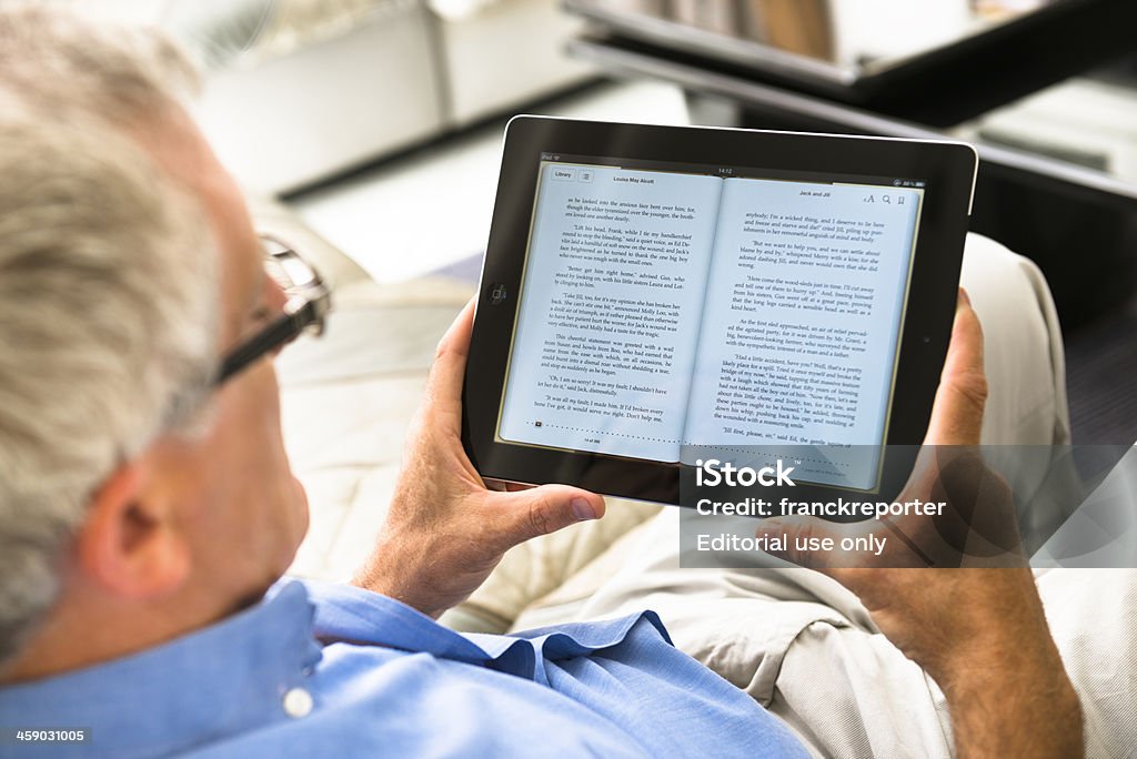 Homem lendo um ebook com Ipad - Foto de stock de Display Digital royalty-free