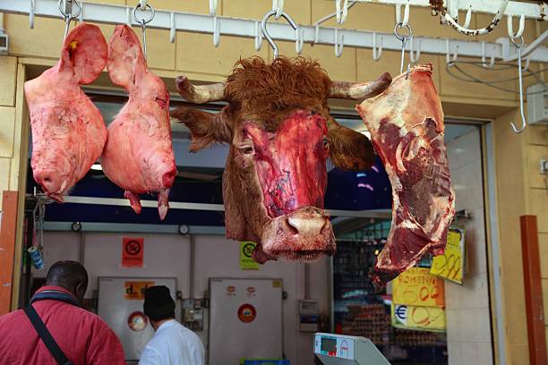 섬뜩한 butcher 쇼핑하다 - butcher butchers shop slaughterhouse hook 뉴스 사진 이미지