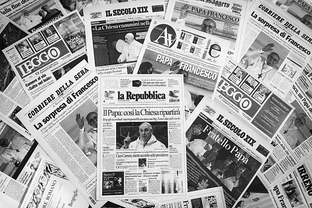 couverture italienne principaux journaux après pape élection - bergoglio photos et images de collection
