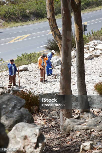 Foto de Trabalhadores Na Estrada Rural Da África Do Sul e mais fotos de stock de Adulto - Adulto, Autoestrada, Azul