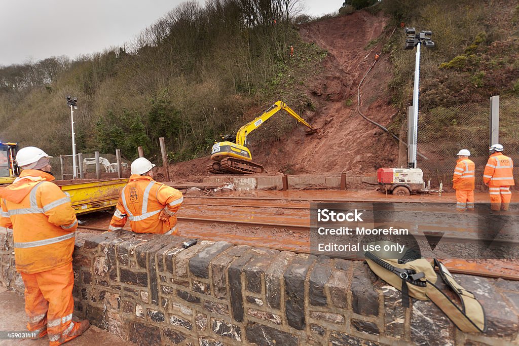 Lavoratori che fare con un Frana per la Ferrovia di Teignmouth - Foto stock royalty-free di Trasporto ferroviario