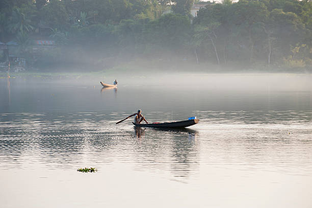 fischerboote am kaptai lake, rangamati, bangladesch - benglalese stock-fotos und bilder