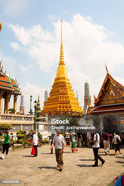 In Wat Phra Kaew Foto de stock y más banco de imágenes de Adulto - Adulto, Arquitectura, Bangkok