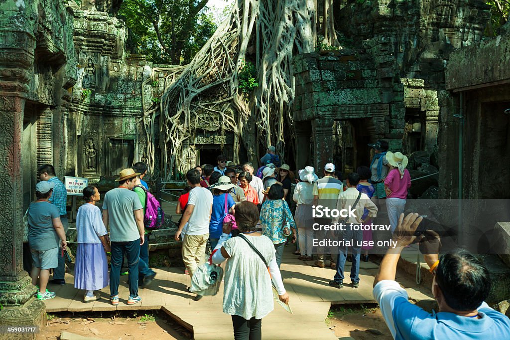 Turistas visitam, Ta Prohm Templo Angkor, Camboja - Royalty-free Angkor Foto de stock
