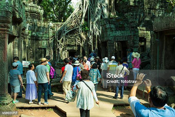 Turistas Visitam Ta Prohm Templo Angkor Camboja - Fotografias de stock e mais imagens de Angkor - Angkor, Angkor Thom, Angkor Wat