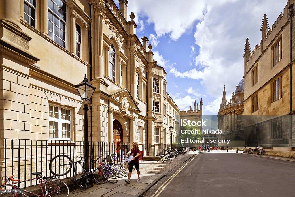 自転車用の駐車場はオックスフォード大学 - 英国 オックスフォードのロイヤリティフリーストックフォト