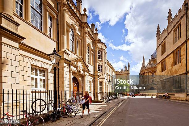 自転車用の駐車場はオックスフォード大学 - 英国 オックスフォードのストックフォトや画像を多数ご用意 - 英国 オックスフォード, アベニュー, イギリス