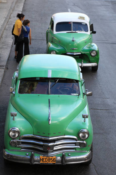 vecchio taxi - chevrolet havana cuba 1950s style foto e immagini stock