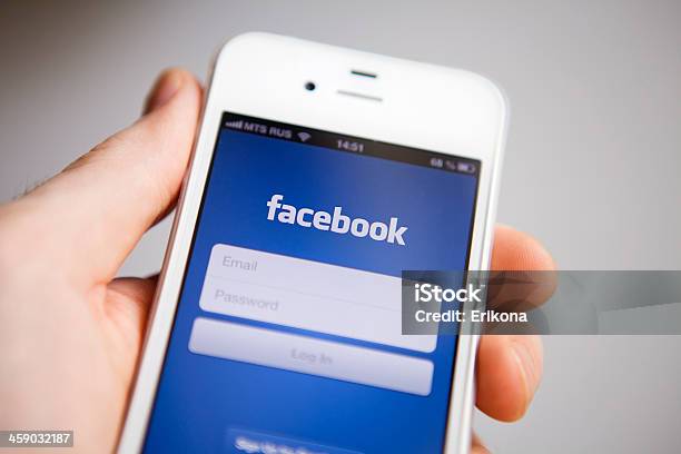 Facebook Na Iphonea - zdjęcia stockowe i więcej obrazów Aplikacja mobilna - Aplikacja mobilna, Apple Computers, Bez ludzi