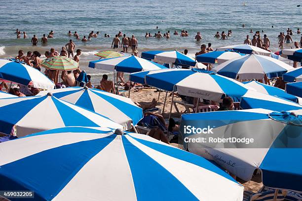 Photo libre de droit de Parasols Sur La Plage banque d'images et plus d'images libres de droit de Adulation - Adulation, Bleu, Catalogne