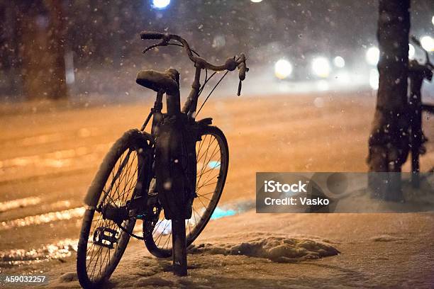 Photo libre de droit de Vélo Enfermés banque d'images et plus d'images libres de droit de Antivol de vélo - Antivol de vélo, Blizzard, Froid