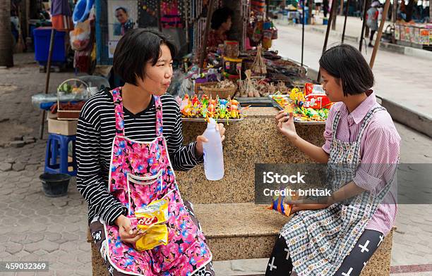 Photo libre de droit de Sur La Plage De Bang Saen Thaïlande banque d'images et plus d'images libres de droit de Activités de week-end - Activités de week-end, Adulte, Asie