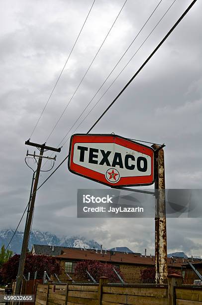 Foto de Vintage Enferrujado Texaco Placa Orem Utah e mais fotos de stock de Arame - Arame, Arame farpado - Arame, Cabo