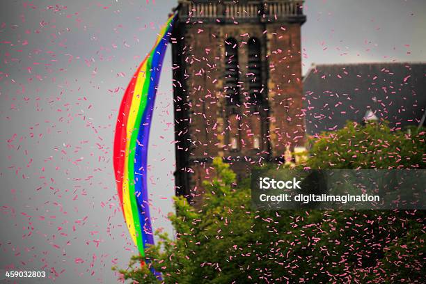 Gay Canal De Amsterdam - Fotografias de stock e mais imagens de Igreja - Igreja, Bandeira, Bandeira do Arco-íris