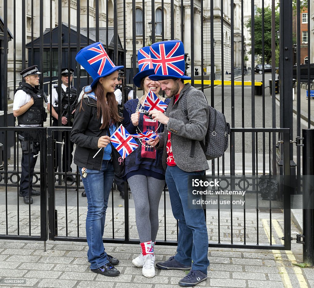 Downing Street porte con turisti e di polizia - Foto stock royalty-free di Londra