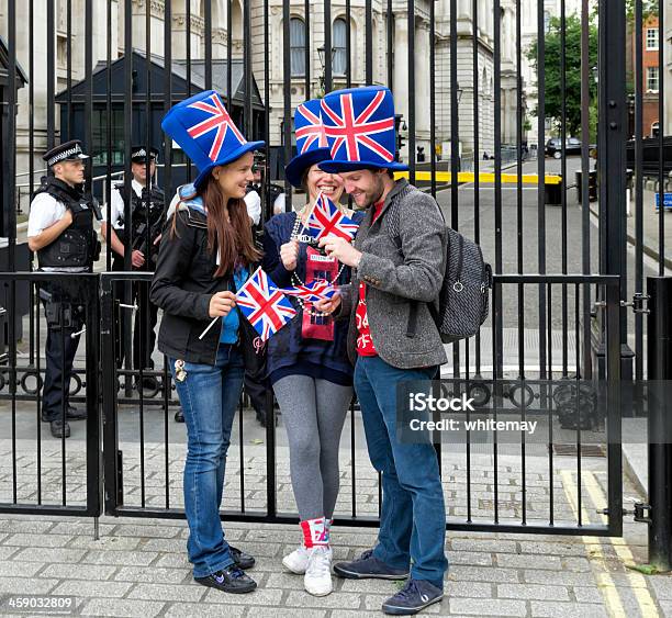 Downing Street Porte Con Turisti E Di Polizia - Fotografie stock e altre immagini di Londra - Londra, Turista, Adulto