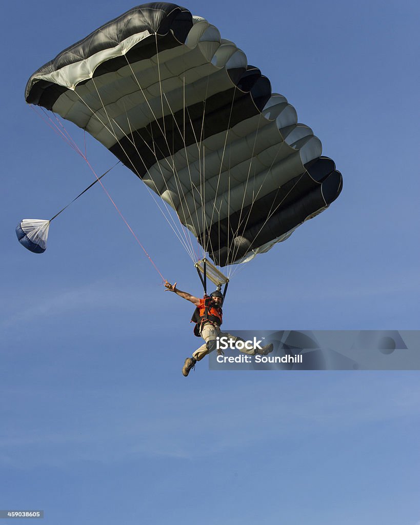 Parachutist flyby (Toma aérea) - Foto de stock de Aerogenerador libre de derechos