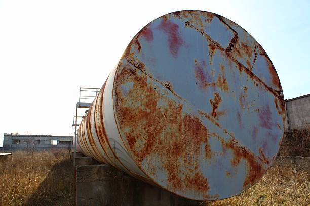 arrugginito grande serbatoio in calcestruzzo supporta - rusty storage tank nobody photography foto e immagini stock