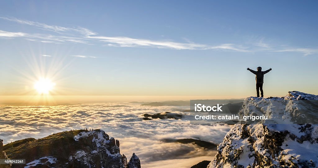 Erfolg in einer majestätischen Sonnenaufgang - Lizenzfrei Berggipfel Stock-Foto