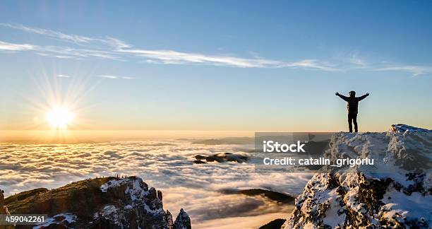 Erfolg In Einer Majestätischen Sonnenaufgang Stockfoto und mehr Bilder von Berggipfel - Berggipfel, Inspiration, Berg