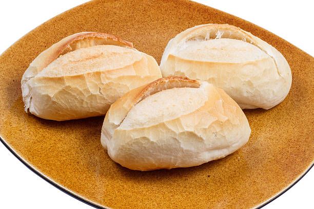três pães franceses em uma grande mesa - bread bread basket basket whole wheat - fotografias e filmes do acervo