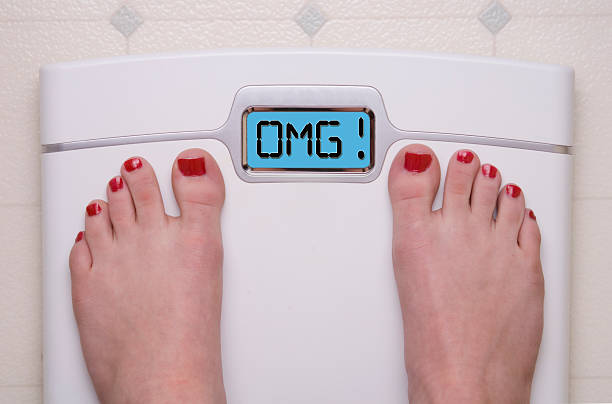 wow scala - emaciated weight scale dieting overweight foto e immagini stock