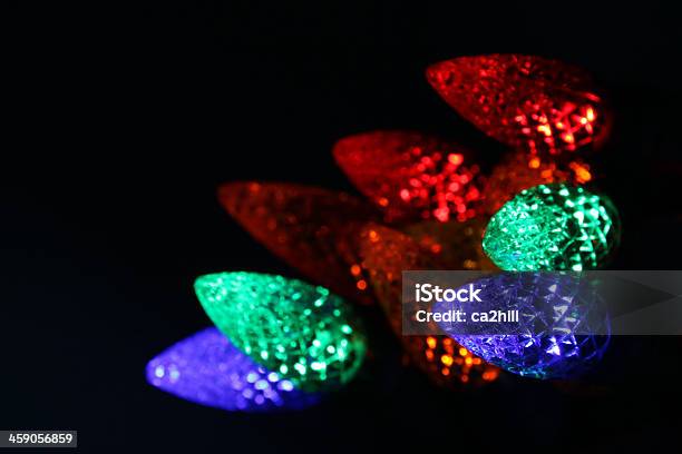 Multicolorato Natale Fascio Di Luce - Fotografie stock e altre immagini di Attrezzatura per illuminazione - Attrezzatura per illuminazione, Blu, Brillante