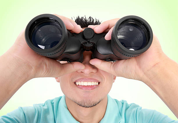 uomo utilizzando il binocolo - binoculars watching optical instrument closed foto e immagini stock