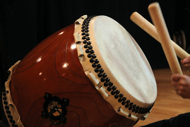 japonés tambor y barra - taiko drum fotografías e imágenes de stock