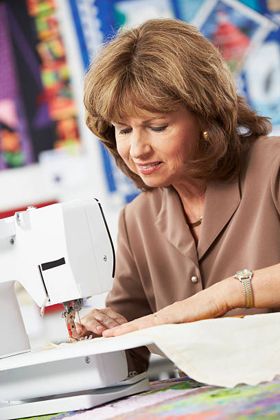 donna usando elettrico macchina per cucire - quilt patchwork sewing pattern foto e immagini stock