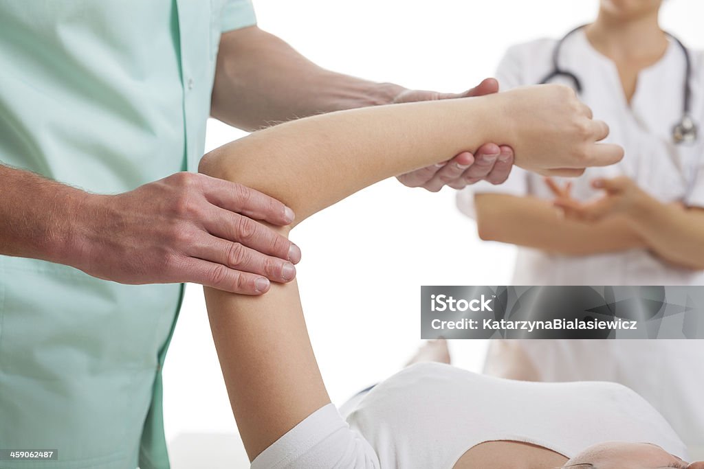 Ärzte untersuchen Verletzten arm - Lizenzfrei Ellenbogen Stock-Foto