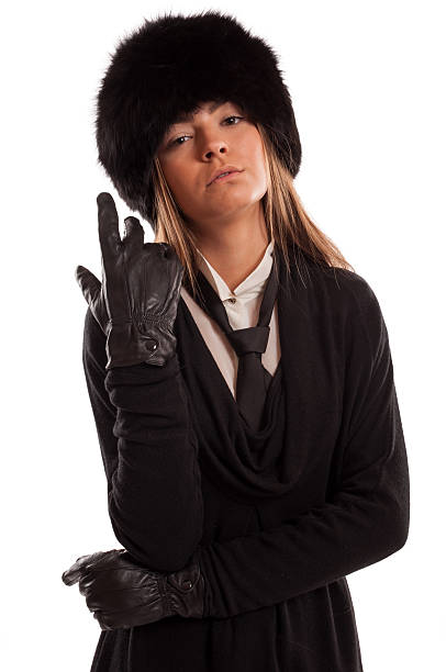 fiducioso donna che indossa un cappello di pelliccia nera - fashion male beauty confidence elegance foto e immagini stock