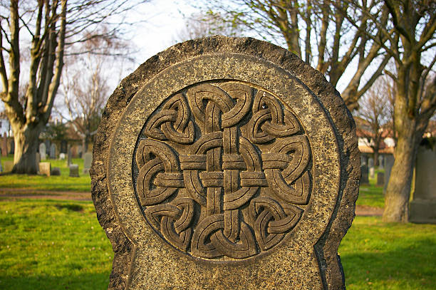 ケルトノットシンボル - grave cemetery celtic culture tombstone ストックフォトと画像