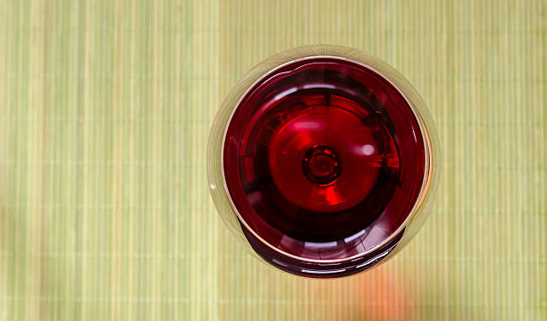 vino rosso in vetro.  vista dall'alto - fruit table bamboo black foto e immagini stock