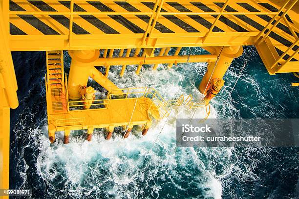 Piattaforma Nel Golfo Di Brutto Tempo - Fotografie stock e altre immagini di Gas - Gas, Palestra - Club ginnico, Affari