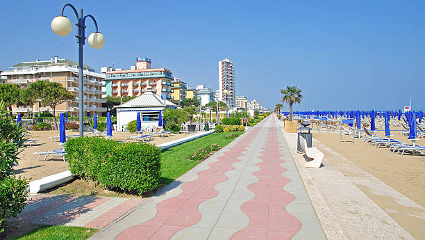 spiaggia di lido di jesolo, veneto, mare adriatico, italia - jesolo immagine foto e immagini stock