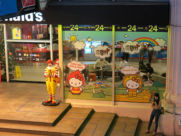 стоять на mcdonal - bangkok mcdonalds fast food restaurant asia стоковые фото и изображения