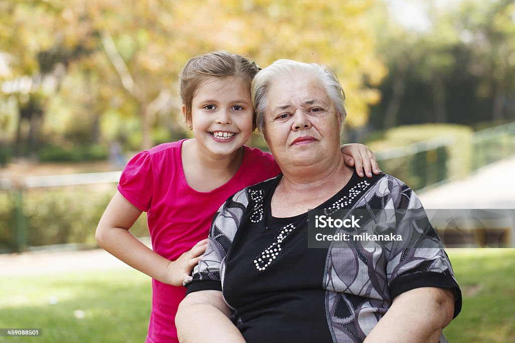 Porträt von Großmutter und Enkelin im Garten. - Lizenzfrei Urgroßmutter Stock-Foto