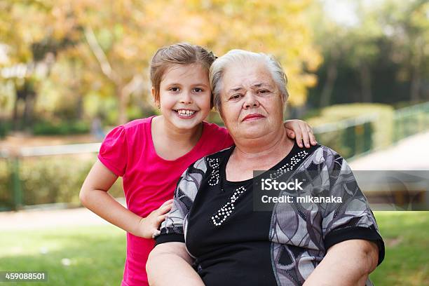 ポートレートの祖母と孫娘のガーデンます - 曾祖母のストックフォトや画像を多数ご用意 - 曾祖母, 2人, 6歳から7歳