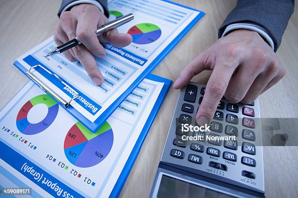 맨 손으로 비즈니스 보고서 계산기에 대한 스톡 사진 및 기타 이미지 - 계산기, 그래프, 금융
