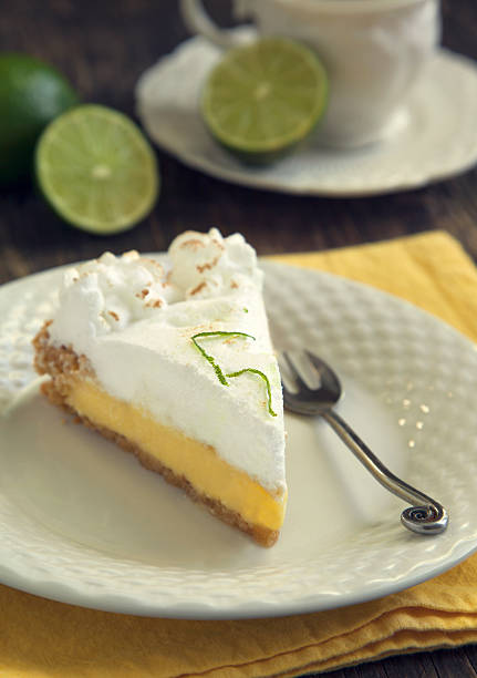 stück key lime pie - key lime pie dessert pie pastry stock-fotos und bilder