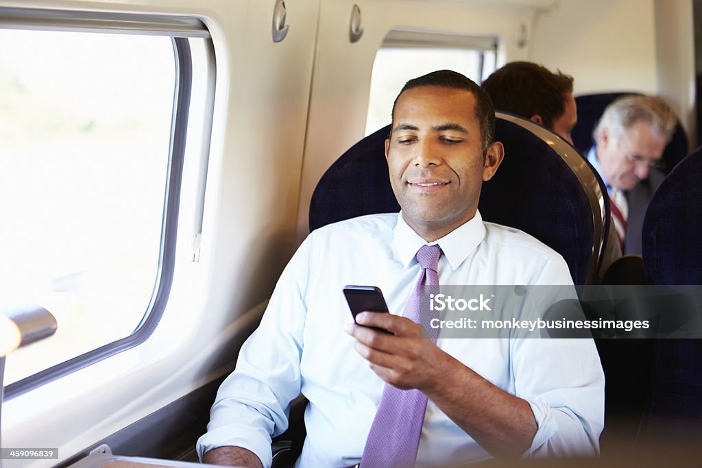 Geschäftsmann die Fahrt zur Arbeit auf Zug mit Handy - Lizenzfrei Abschicken Stock-Foto