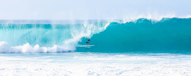 серфер kelly слейтер-серфинг в гавайи bonzai трубопровод - surfing surf wave extreme sports стоковые фото и изображения