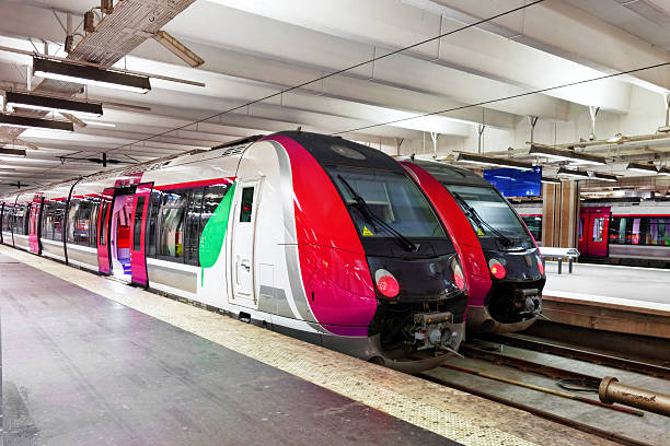 vitesse train de voyageurs modernes à la gare. - gare paris photos et images de collection