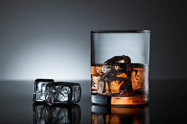 Whisky Glas mit Eiswürfeln – Foto