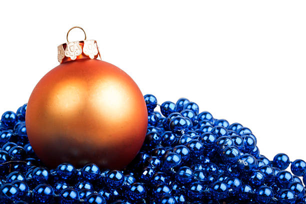 laranja e azul de contas bola de natal - christmas tree bead humor - fotografias e filmes do acervo