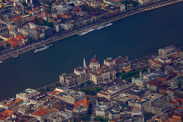 ungarische parlament von oben - budapest houses of parliament london city cityscape stock-fotos und bilder