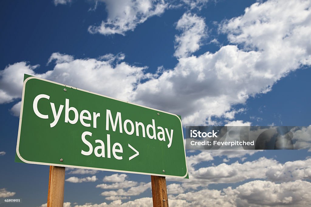 Sconti Cyber Monday verde segnale stradale e nuvole - Foto stock royalty-free di Accordo d'intesa